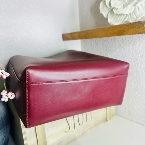 Cuyana Oversized Linea Bag • Smooth Leather • Cherry • MSRP $558 • Sold Out - Picture 8 of 11